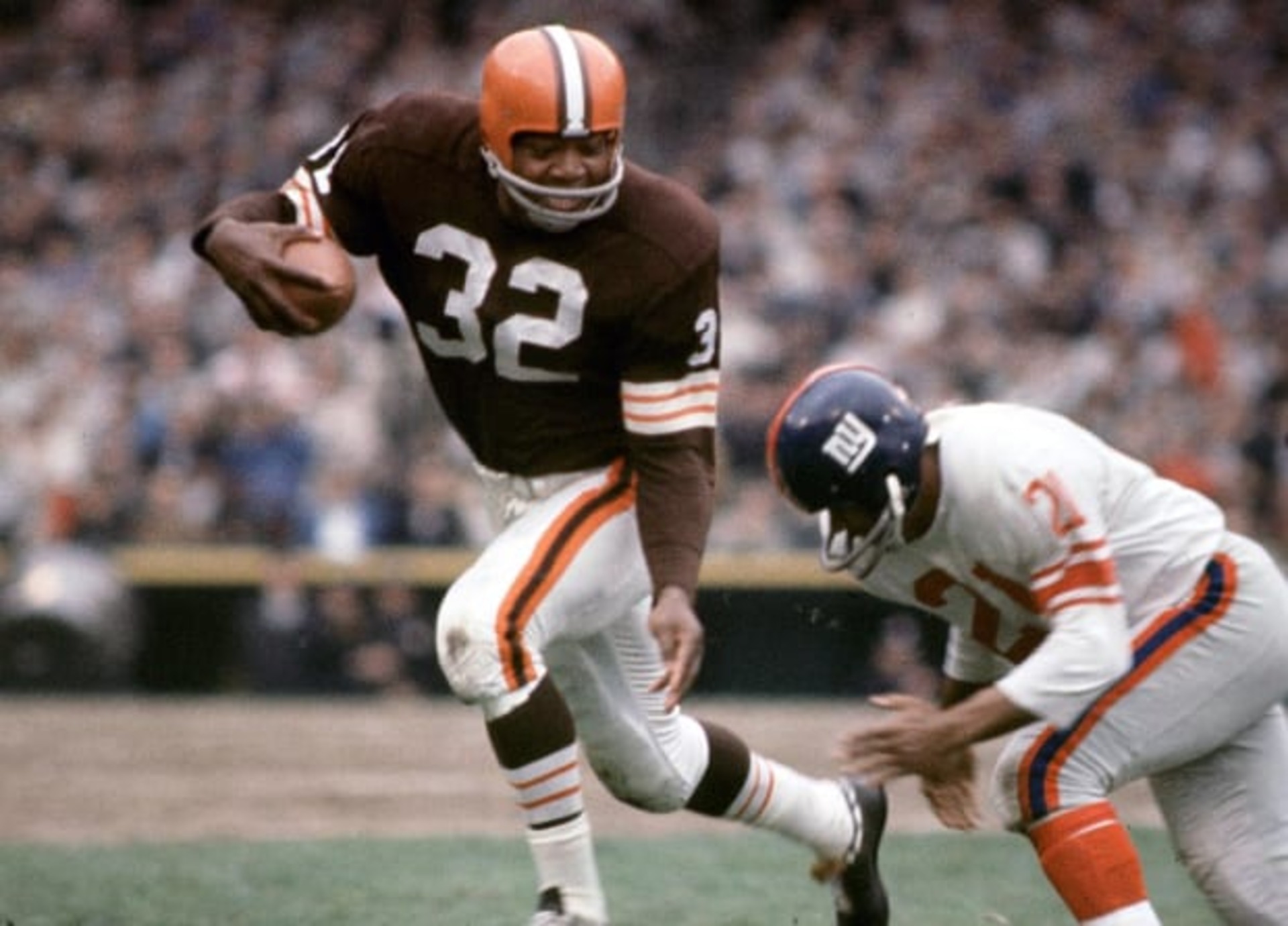Jim Brown eluding a defender