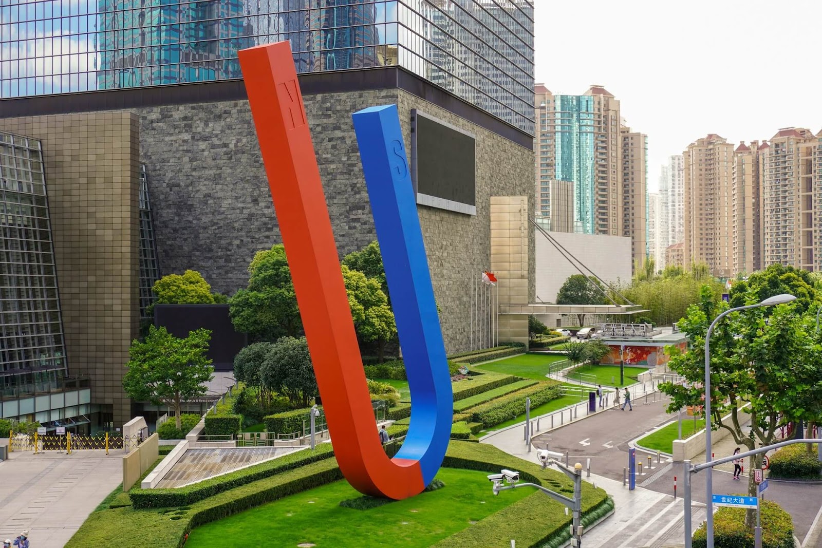 The polarity of magnets attracts or repels equal magnetic fields, which can pick up materials or push these away to create motion.