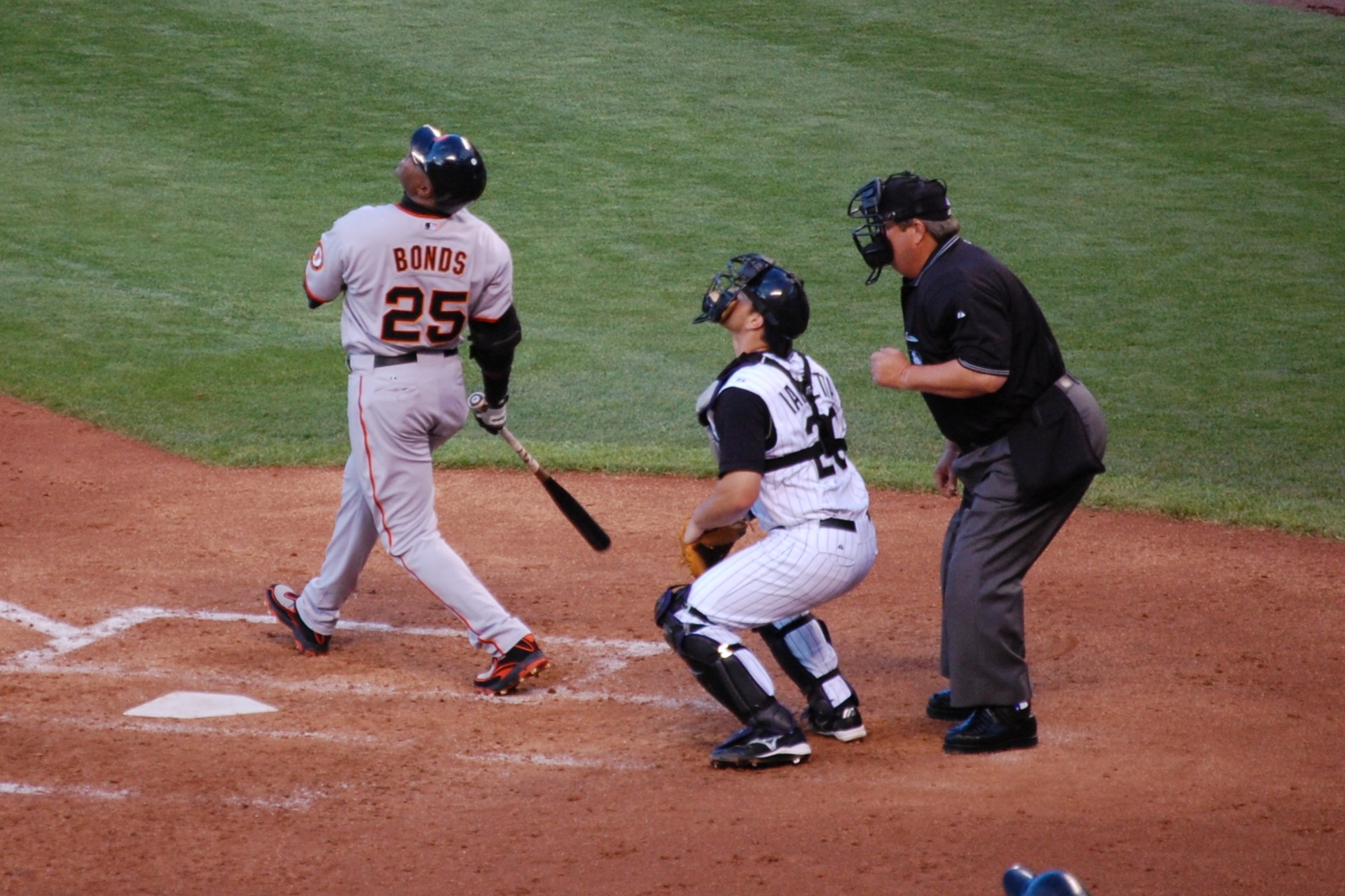 Barry Bonds watching a ball flying
