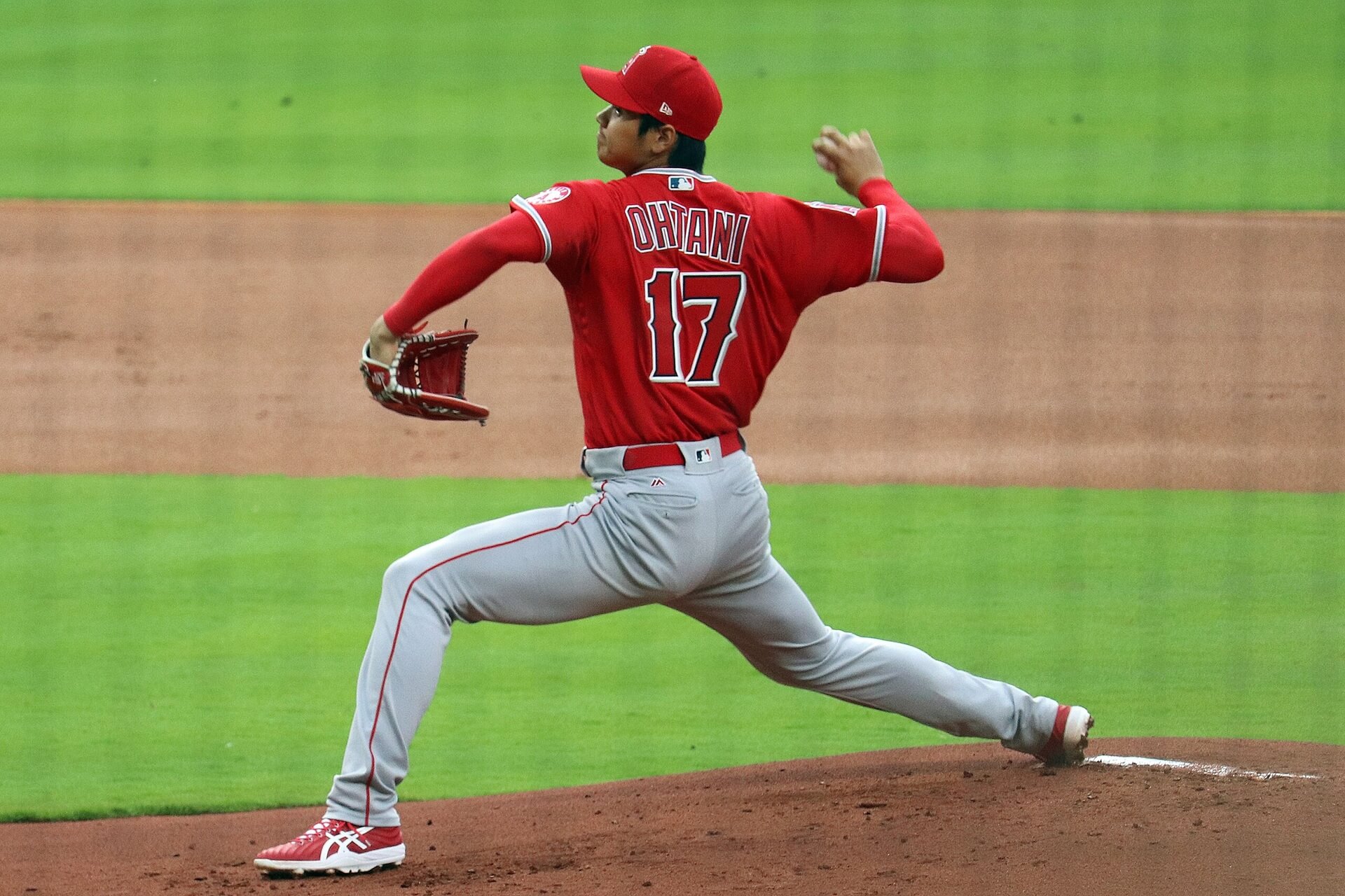 Shohei Ohtani in the middle of his pitching motion