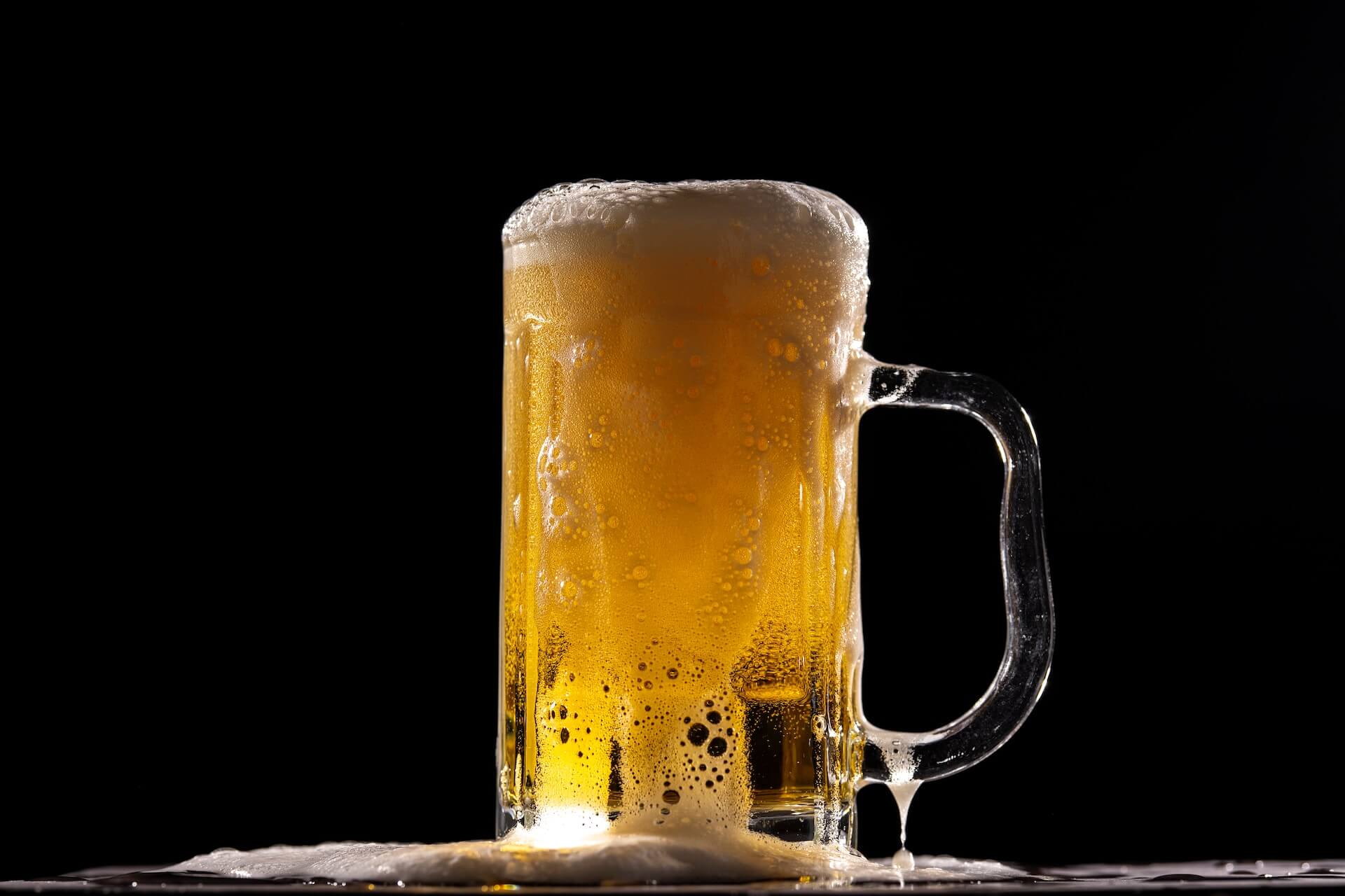 an overflowing mug of beer