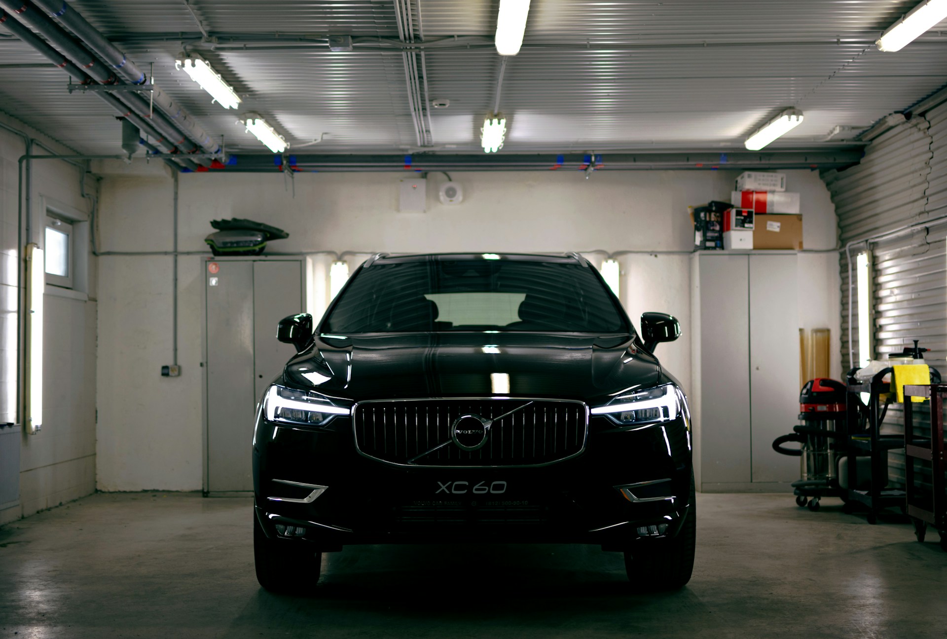 a black Volvo XC60