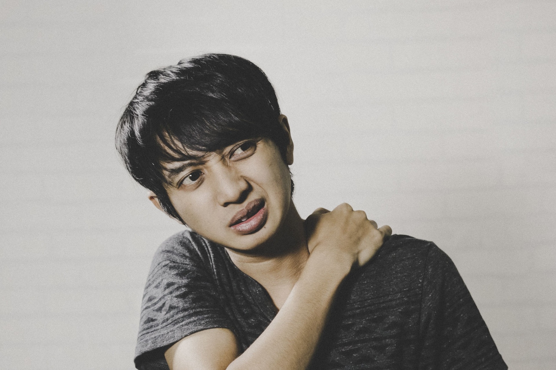 A man dealing with whiplash