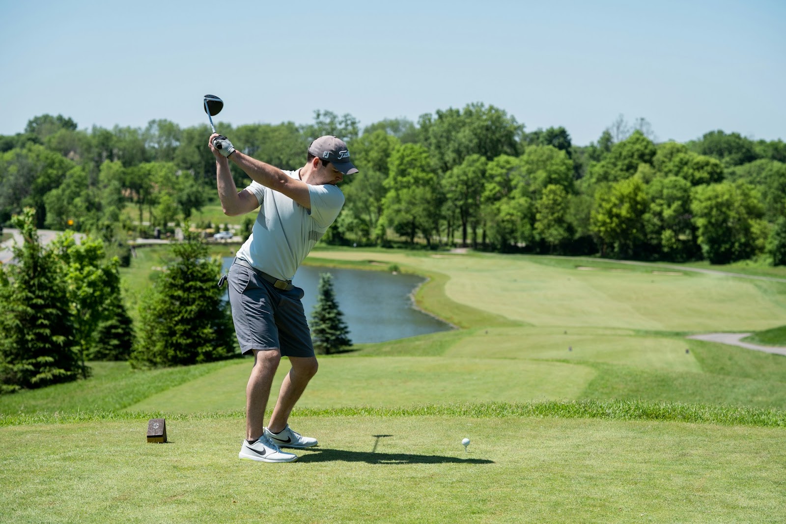 golfer lining up shot