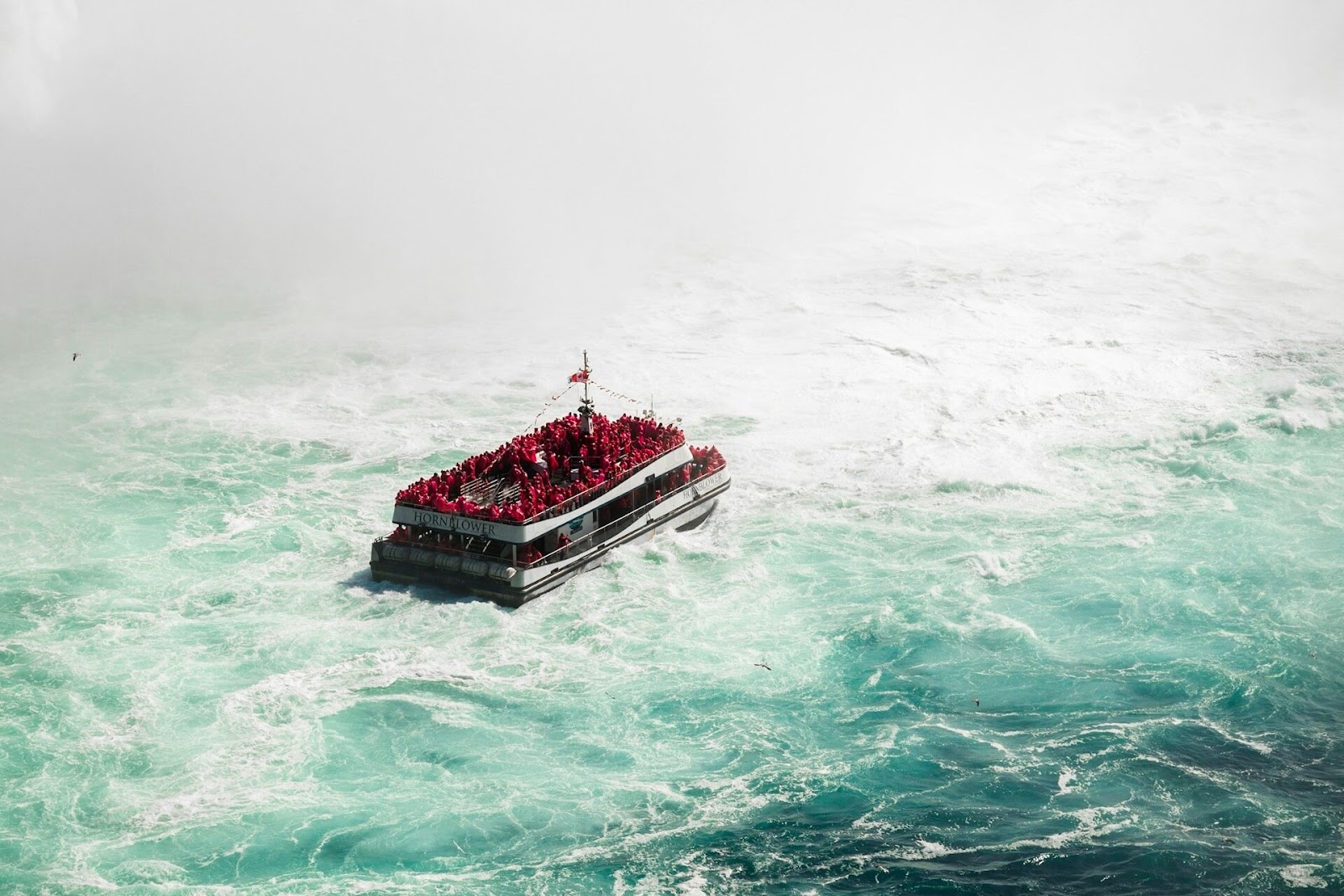 boat on niagara falls