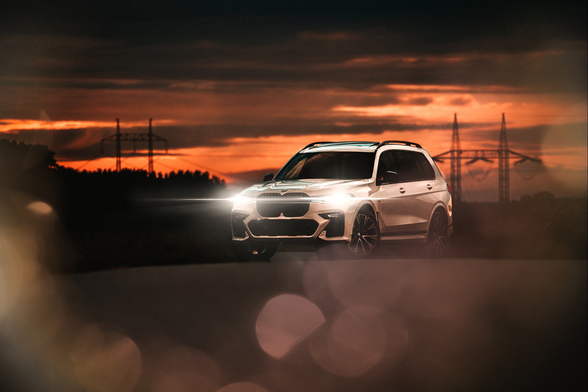 A white BMW X7 at night