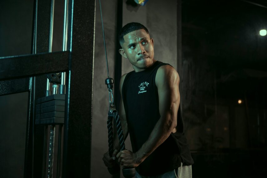 Man does tricep workouts in the gym