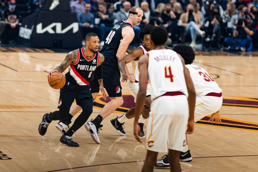 Damial Lillard dribbling the ball against defenders