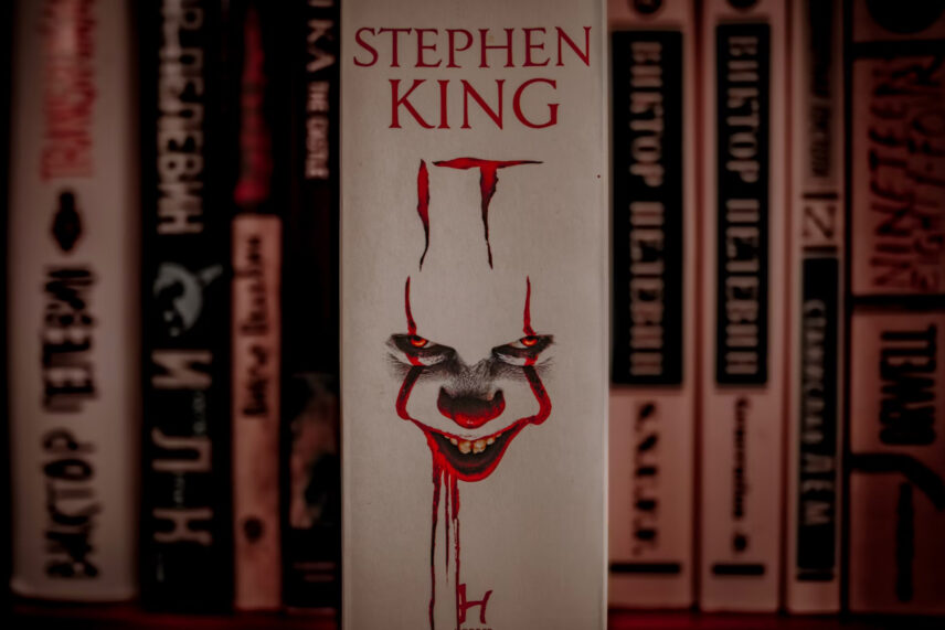 stephen king book of IT with clown face on it