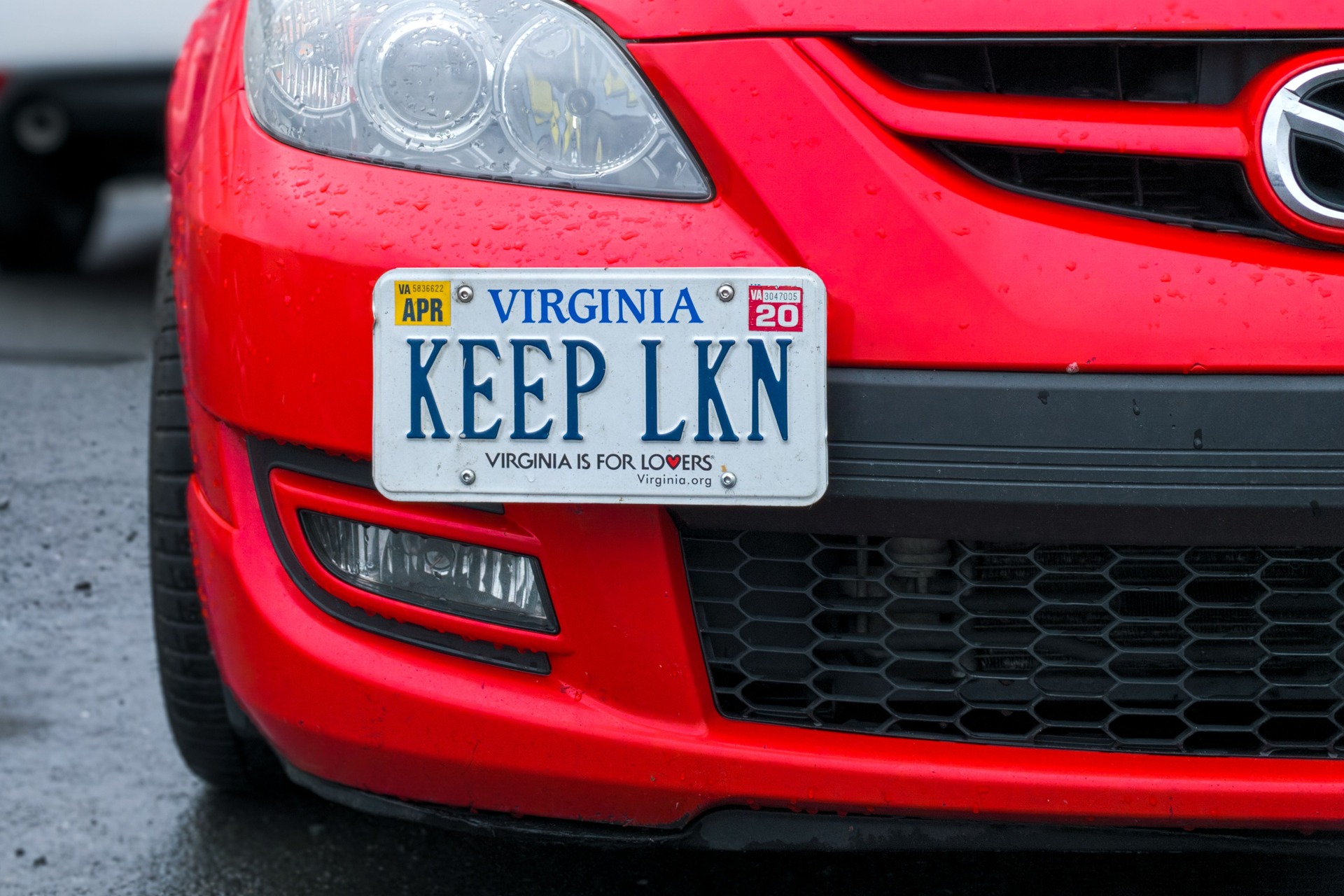 a personalized license plate saying "KEEP LKN"