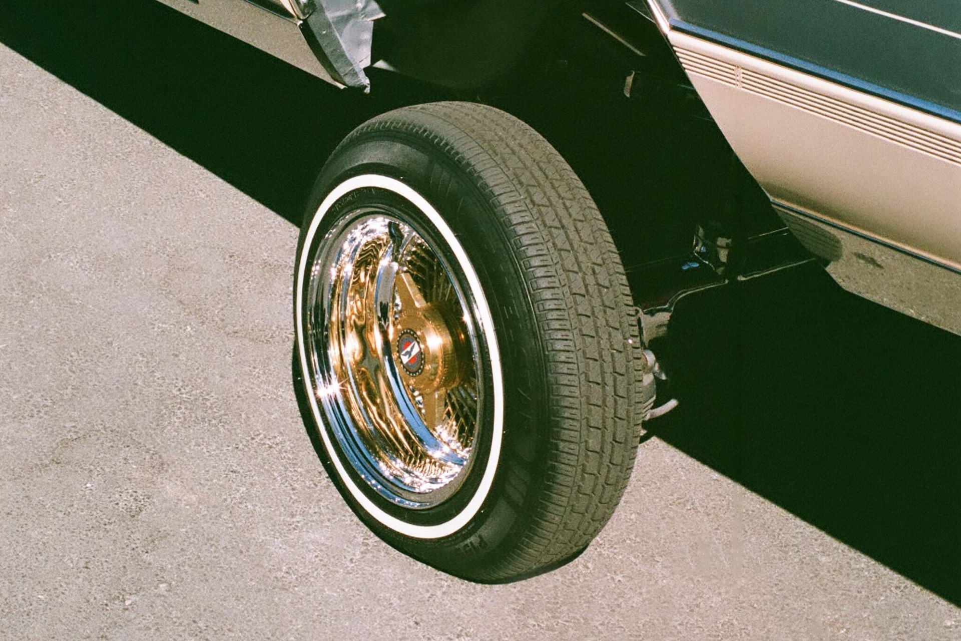 Car tire with a modded suspension