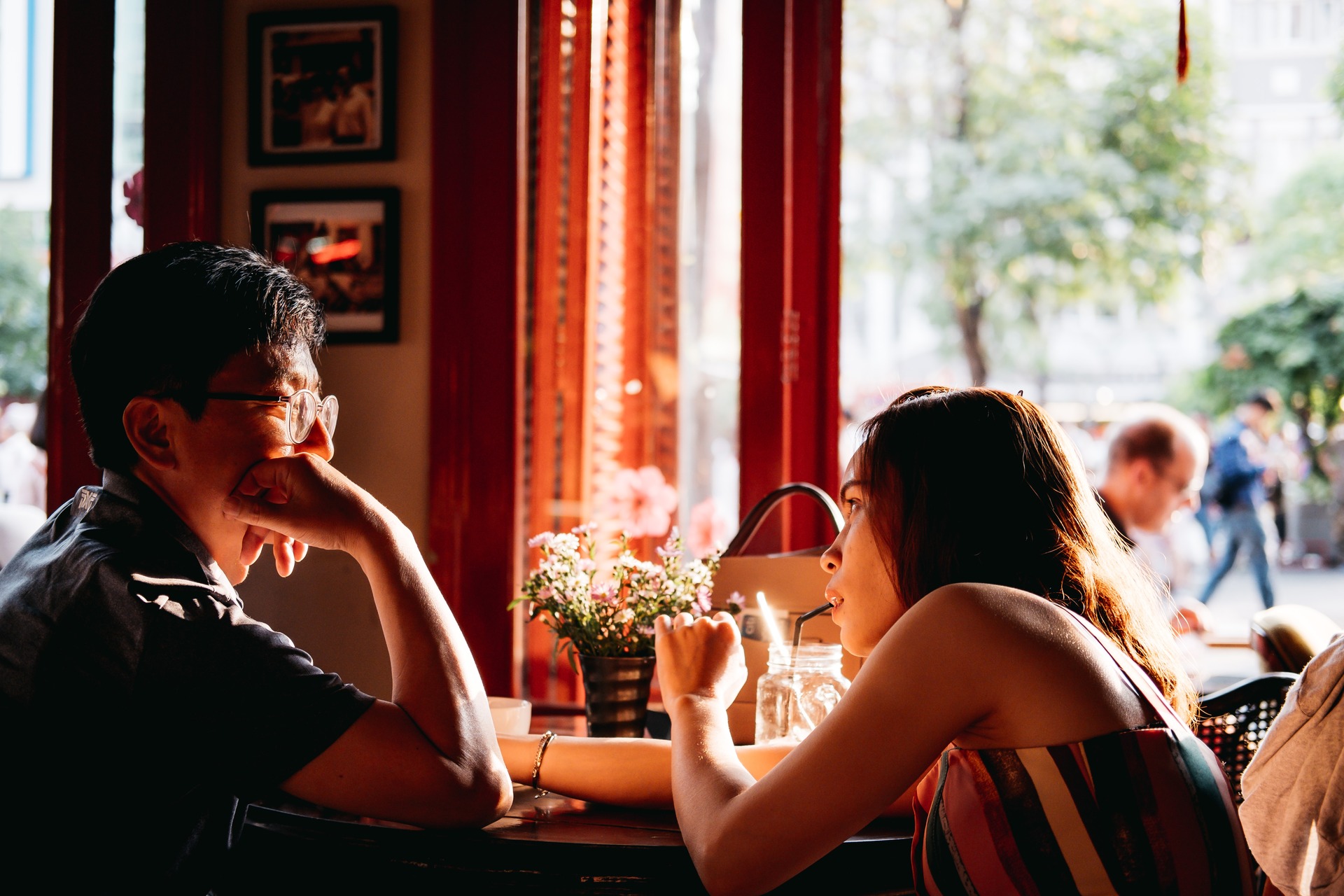 A couple in conversation on a first date