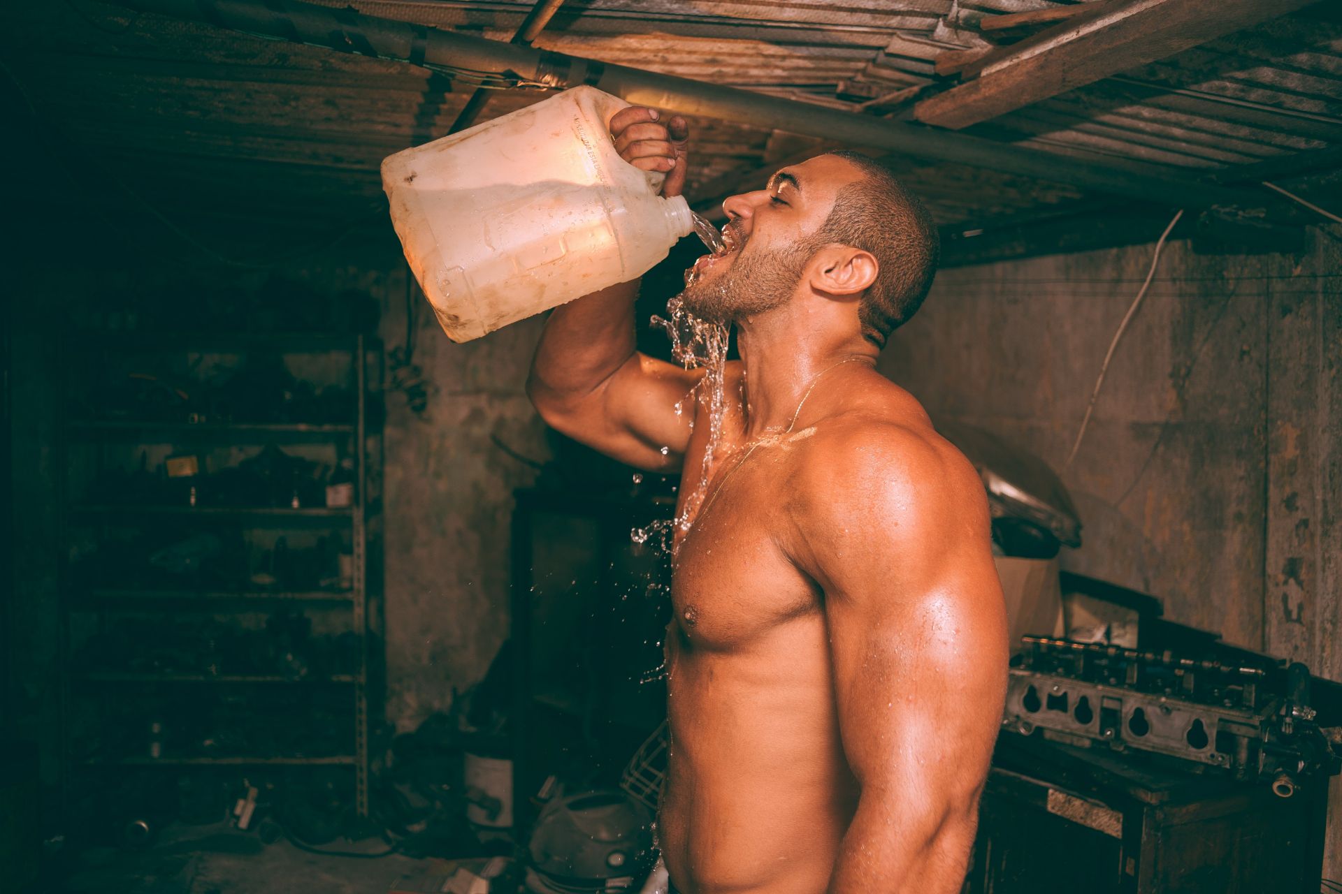 henri-meilhac-vGyzNsXz5J0-unsplash (1) Muscular man drinking water.