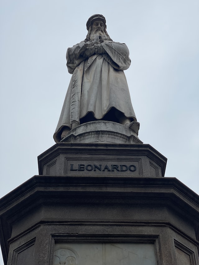 Statue of Leonardo Da Vinci.