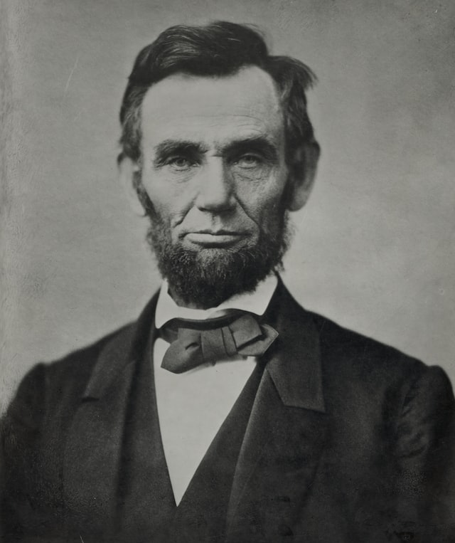 Black and white picture of Abraham Lincoln. 