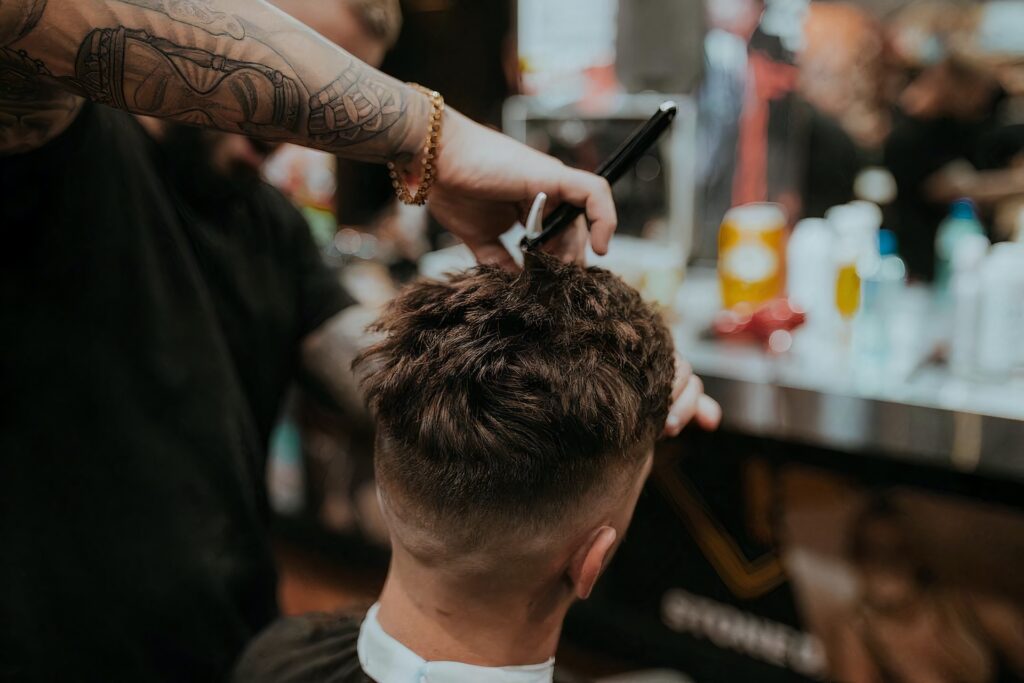 A man getting the best men's haircut for thinning hair