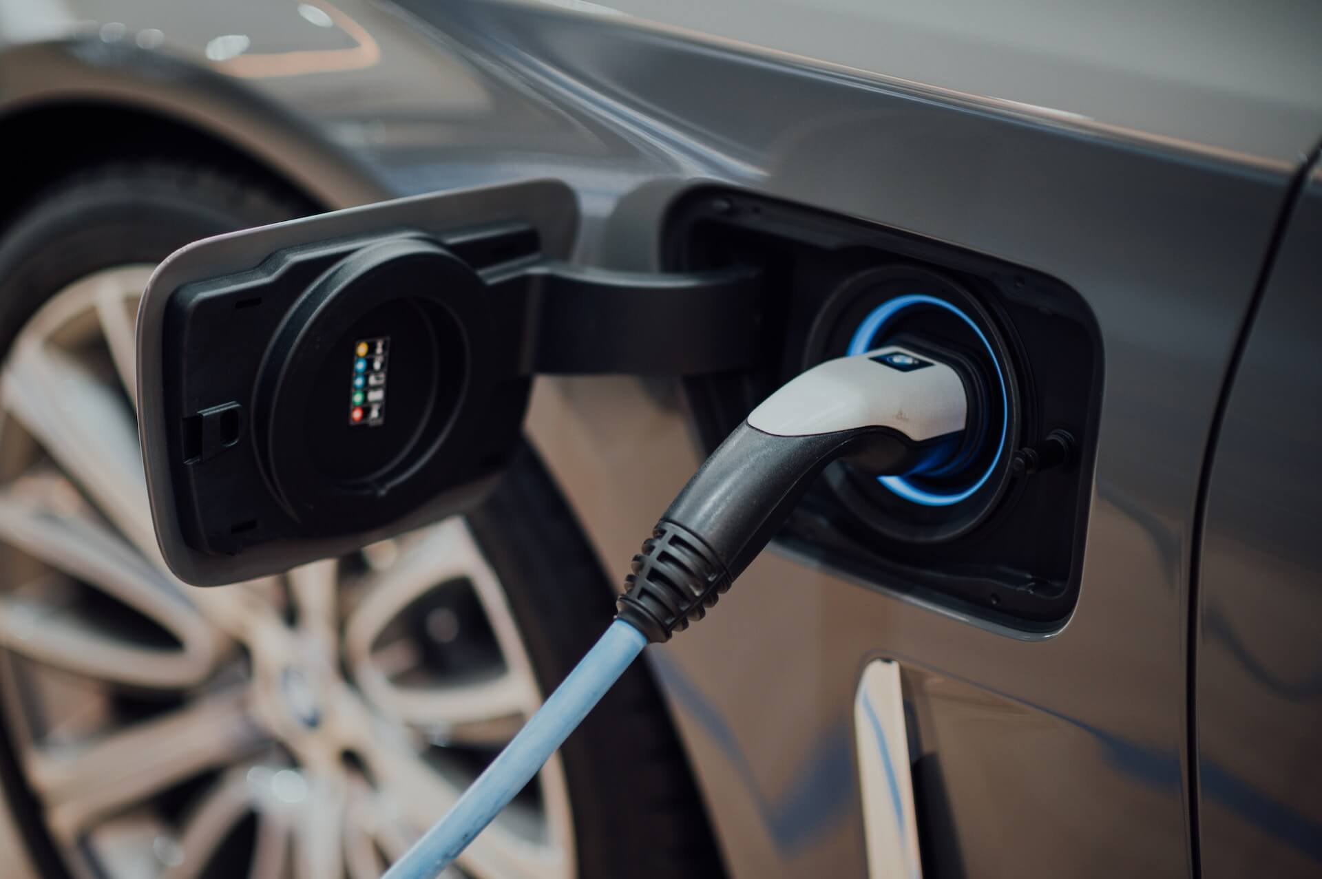 a car fueling oil - how long does a charge last on an electric car