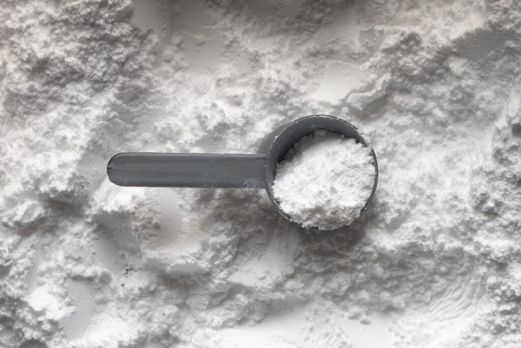 White creatine powder
