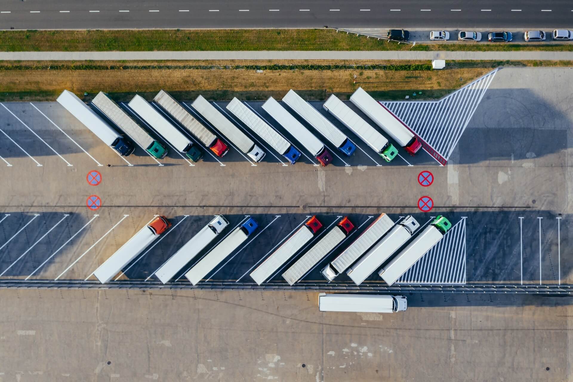 Everything You Need To Know About Truck Platooning - Featured