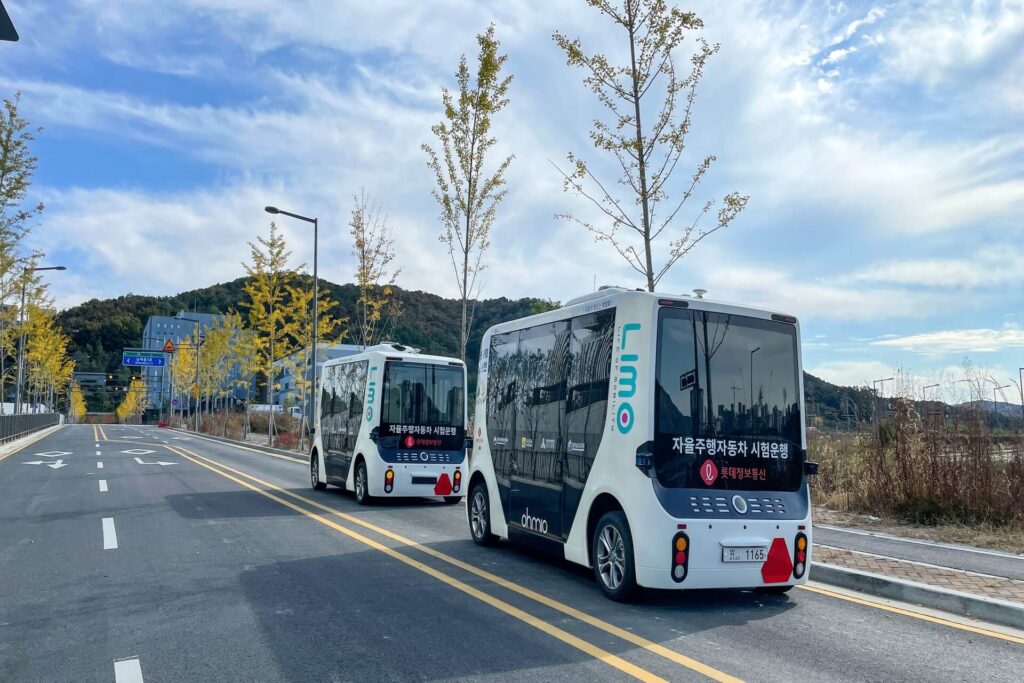 Self-driving tour buses in China